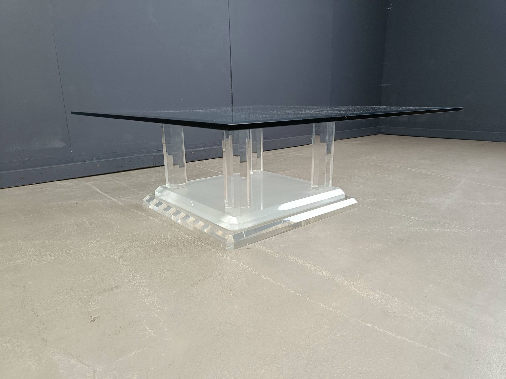 Table basse ou table d'appoint en Lucite, années 1970