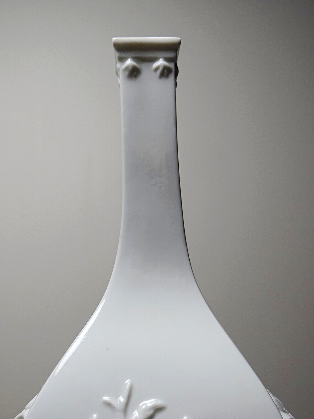 Small vase reproduction Meissen 1715-1720 by Sheffield & Haviland Limoges