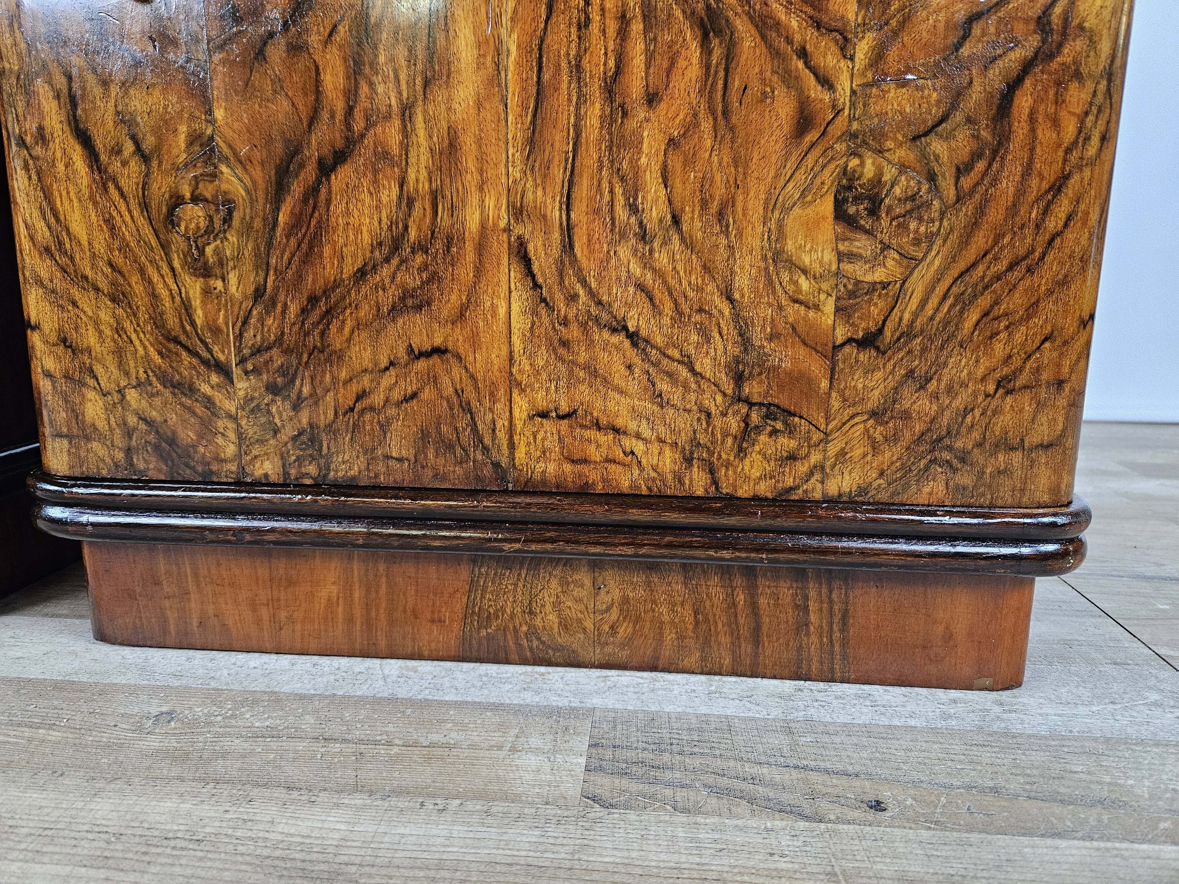 1940 Art Decò nightstands in walnut with door and shelf