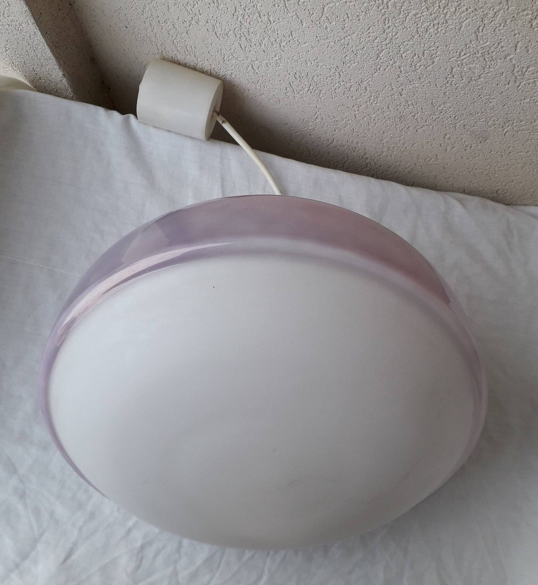 Suspension en verre violet