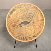 Fauteuil corbeille en rotin et métal noir