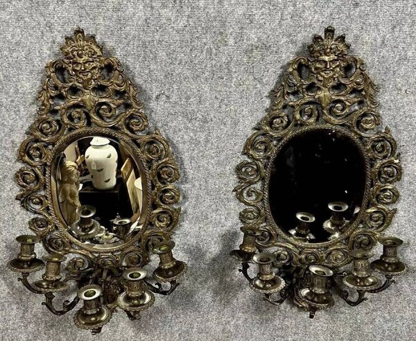 Paire de miroirs muraux anciens en bronze – style baroque, avec bougeoirs intégrés