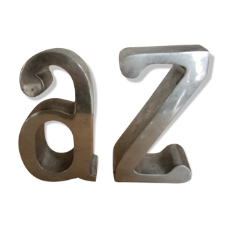 Lettre en aluminium A & Z en relief