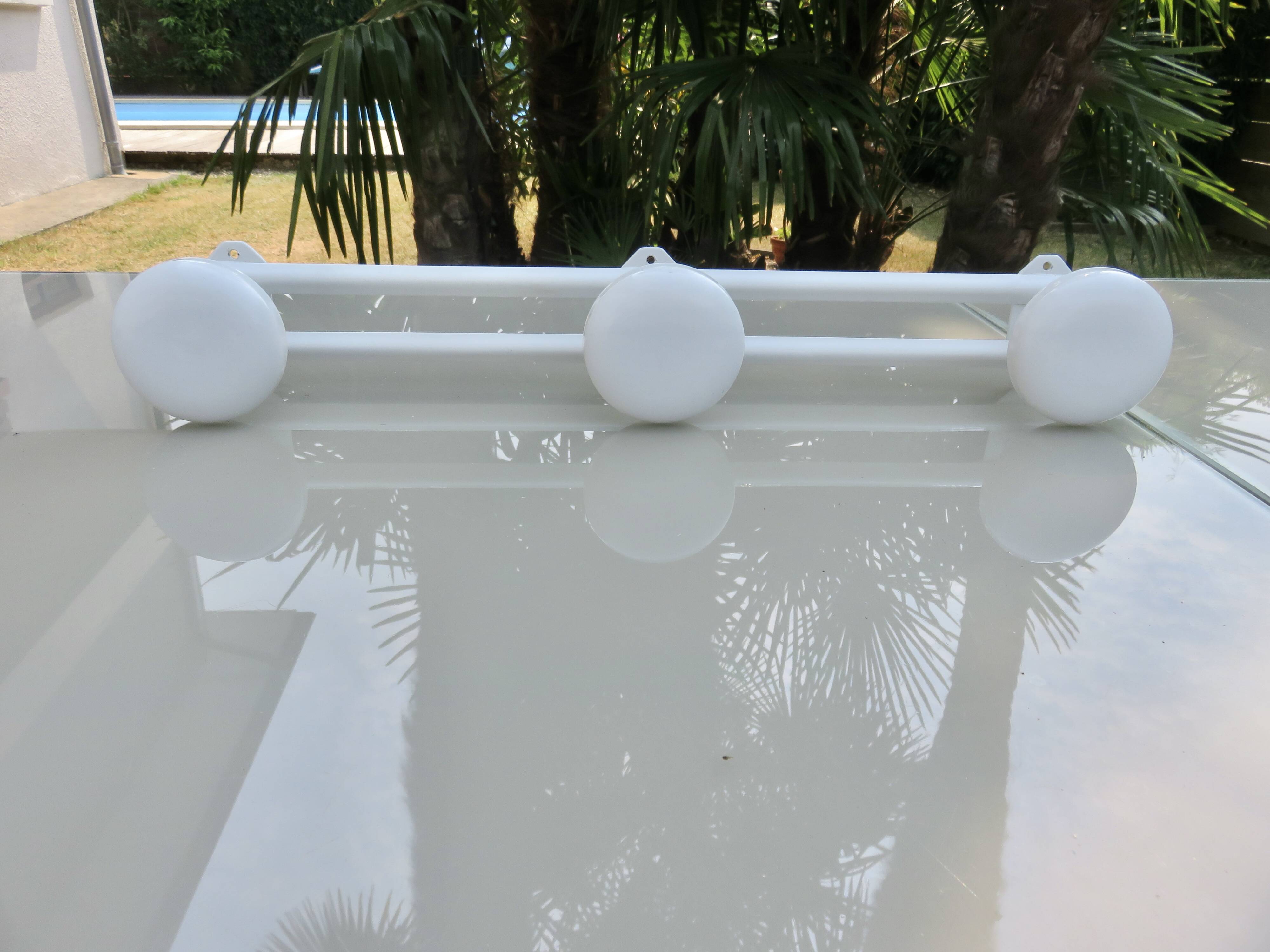 Porte manteau mural à 3 patères en métal laqué blanc, années 80