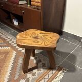 Tabouret brutaliste en bois massif