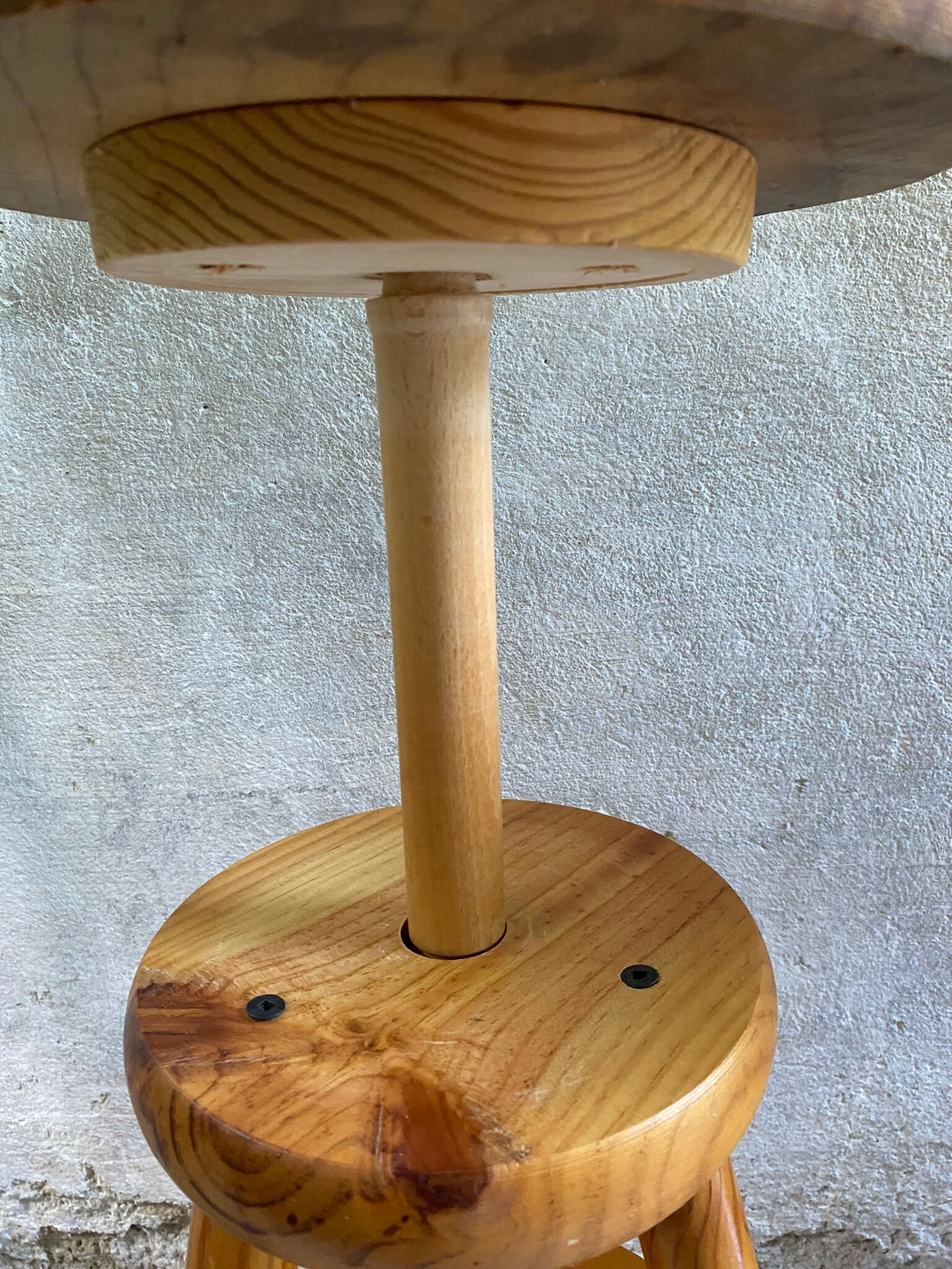 Vintage tripod workshop stool in pitchpin with height-adjustable screws