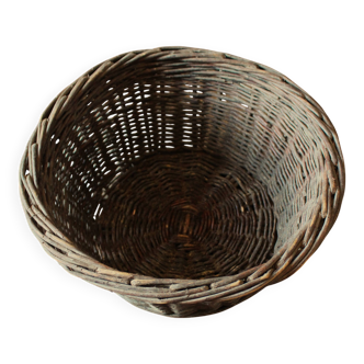 Round wicker basket with a patina