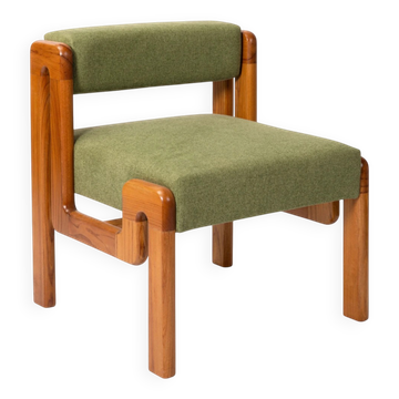 Fauteuil en bois avec un revêtement en vert pois.