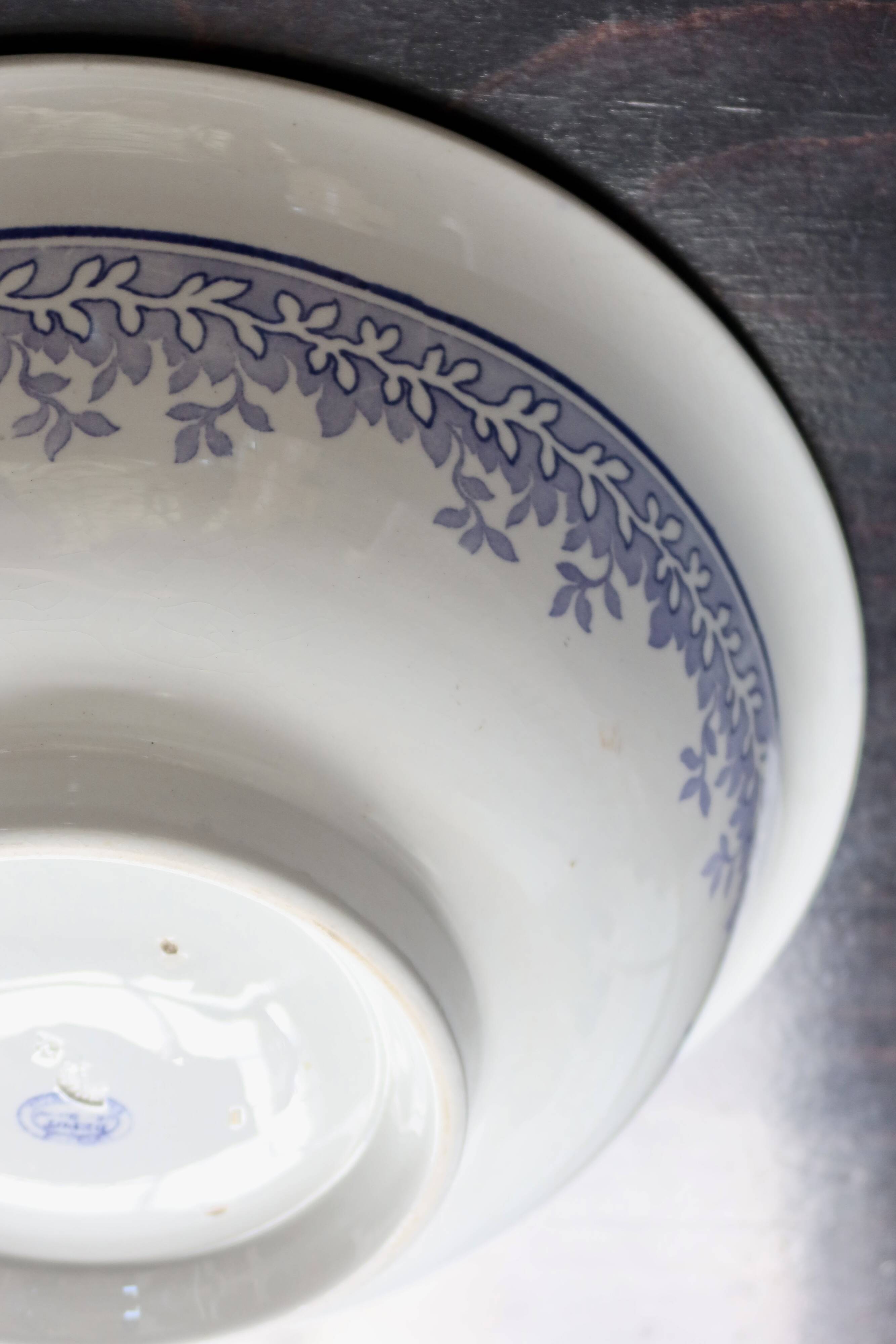 Old basin in white and purple earthenware - Floral decoration