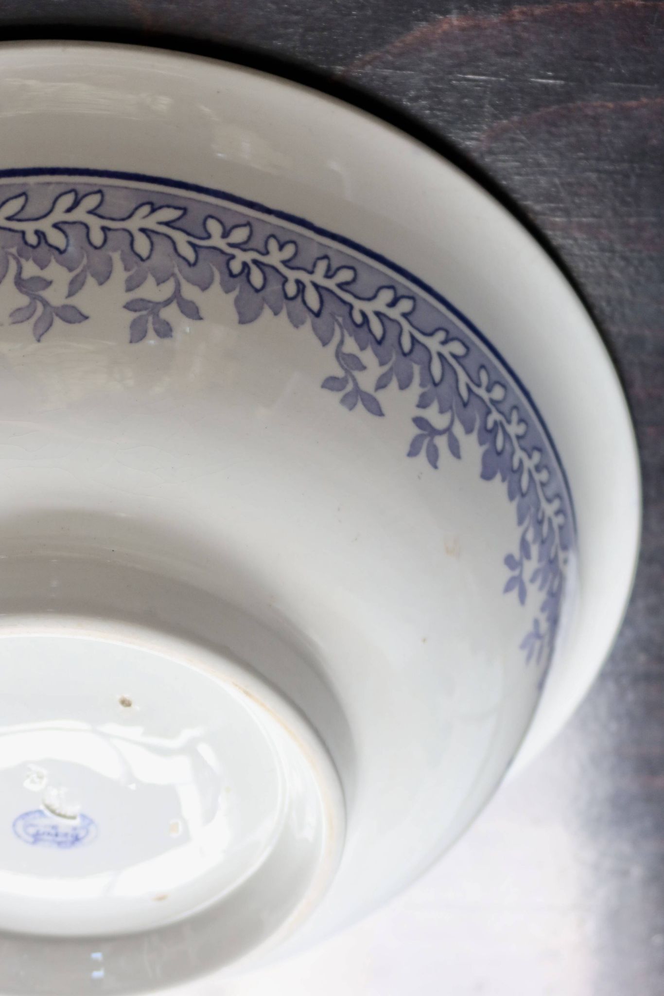 Old basin in white and purple earthenware - Floral decoration