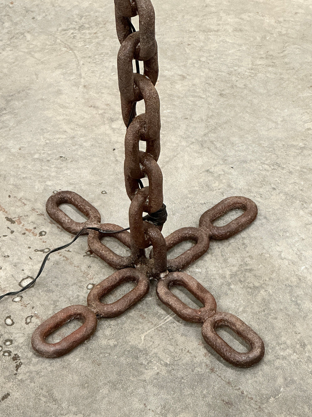 Brutalist cast iron & marine chain links floor lamp, France 1960s.