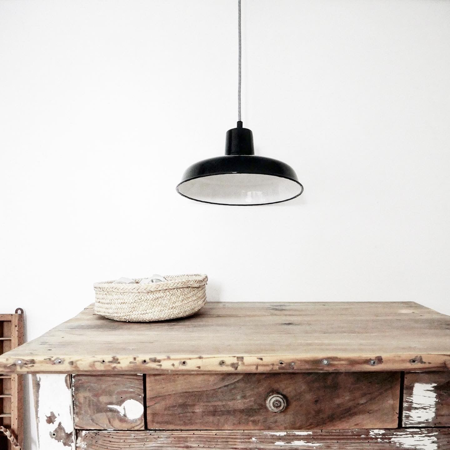 Black enamelled sheet metal suspension