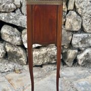 Petite table Chiffonnière en bois de placage de style Transition .