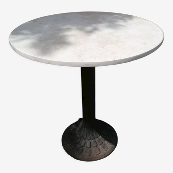 Round bistro table in stone and cast iron
