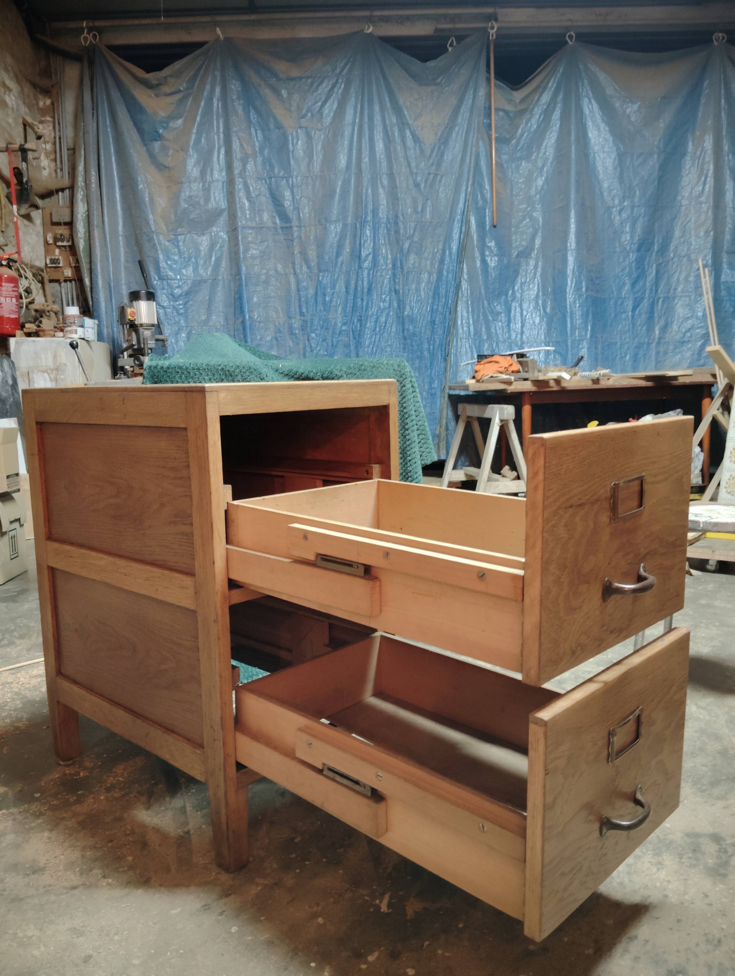 Workbench for freestanding use, lightened
