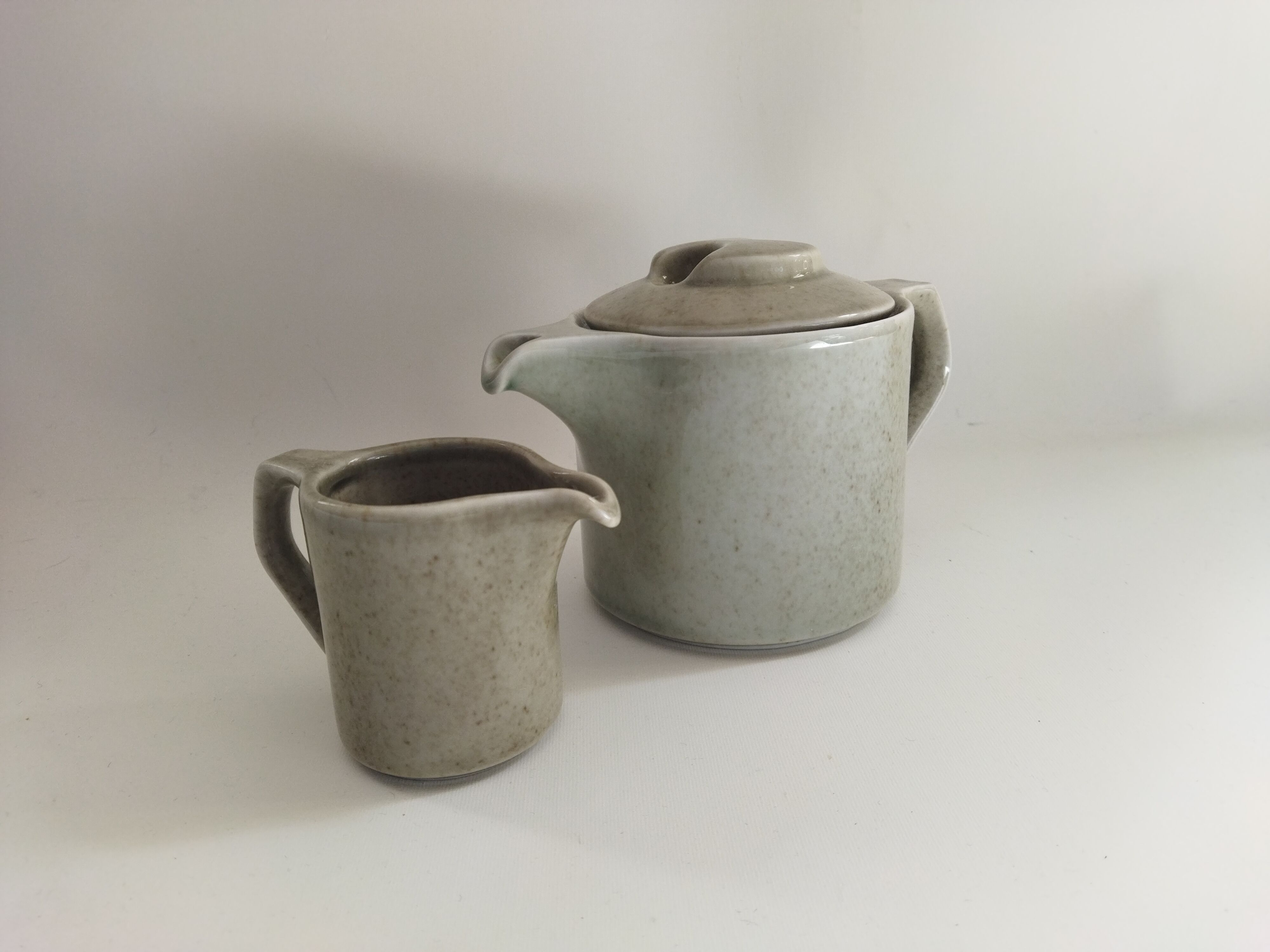 Porcelain teapot & creamer from lot virebent