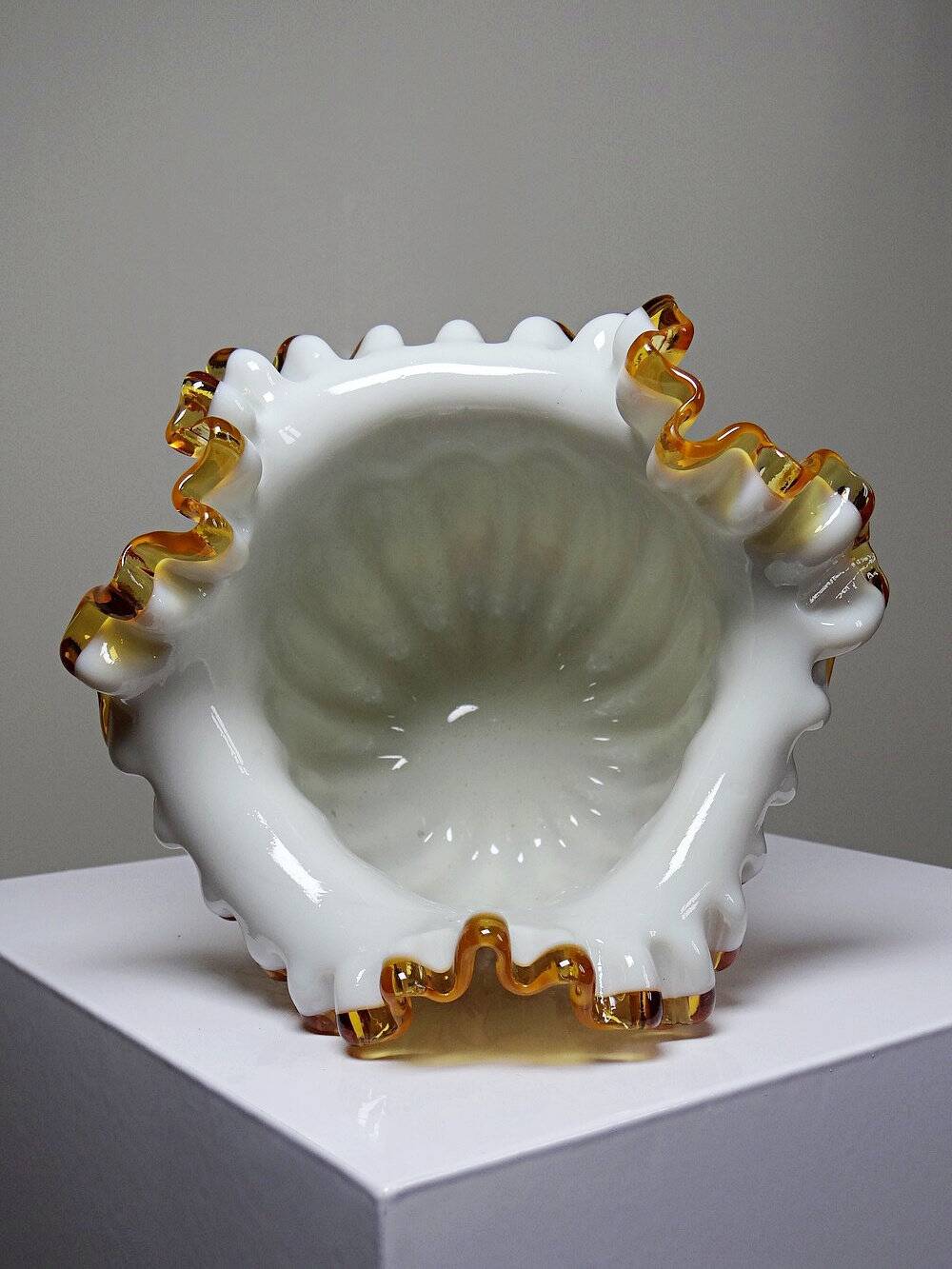 Vase tripode de style victorien en opaline émaillée, XIXe-XXe s.