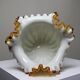 Vase tripode de style victorien en opaline émaillée, XIXe-XXe s.