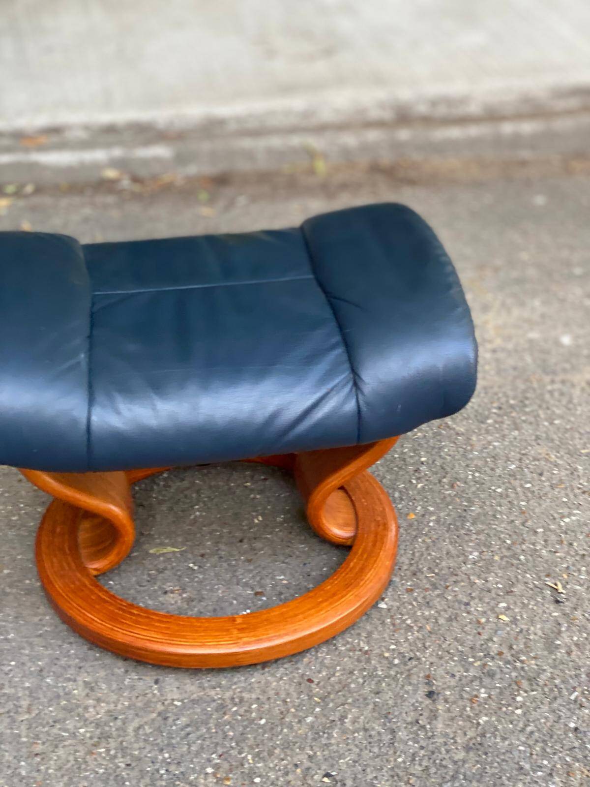 Stressless scandinave en bois massif courbé et cuir bleu