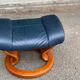 Stressless scandinave en bois massif courbé et cuir bleu