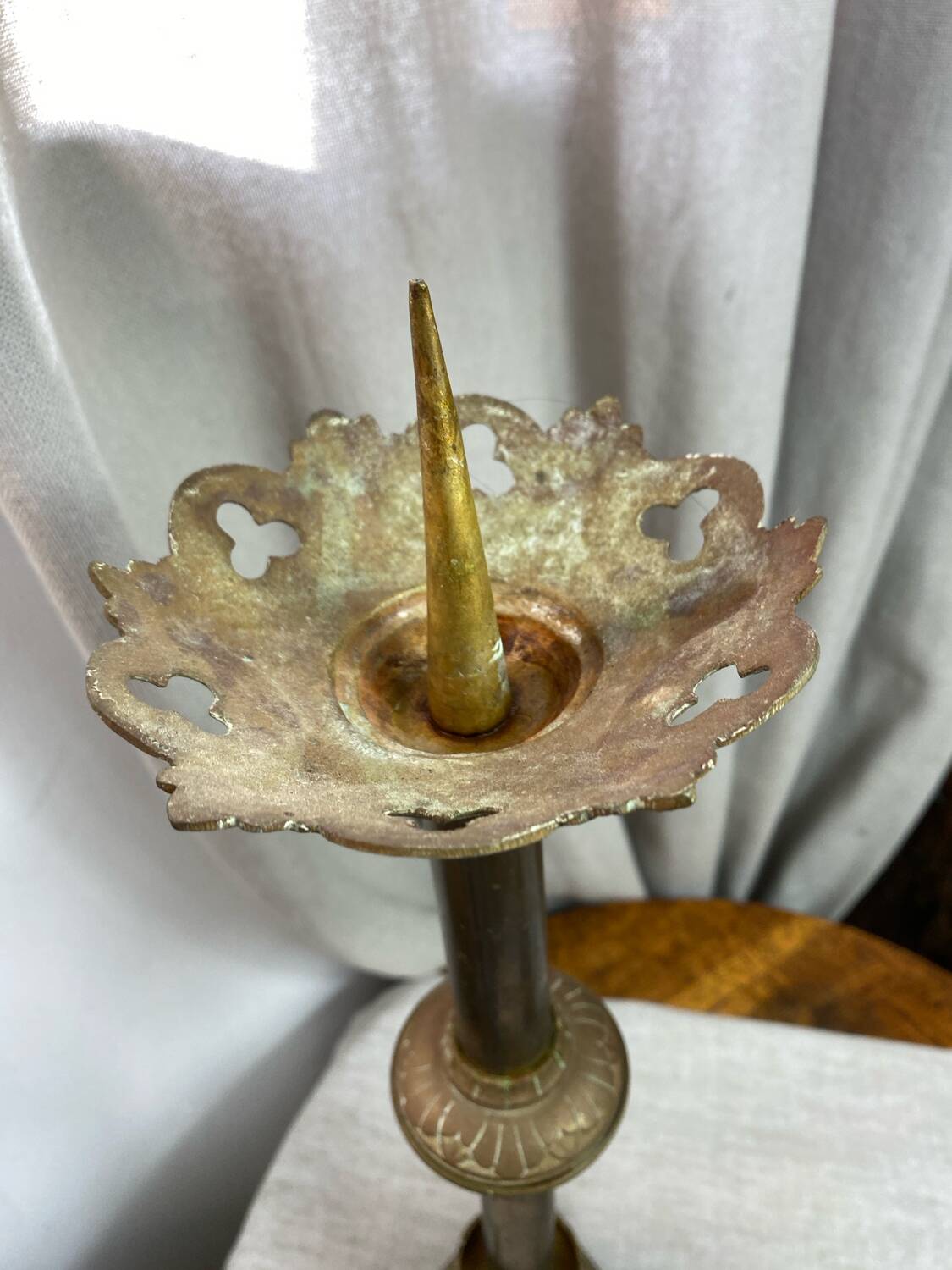 Paire de piques-cierges d’église en bronze et laiton