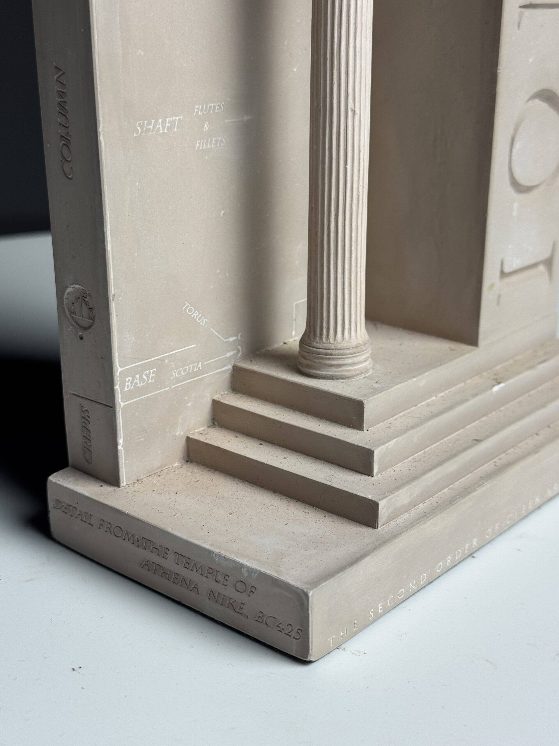 Set of ionic bookends