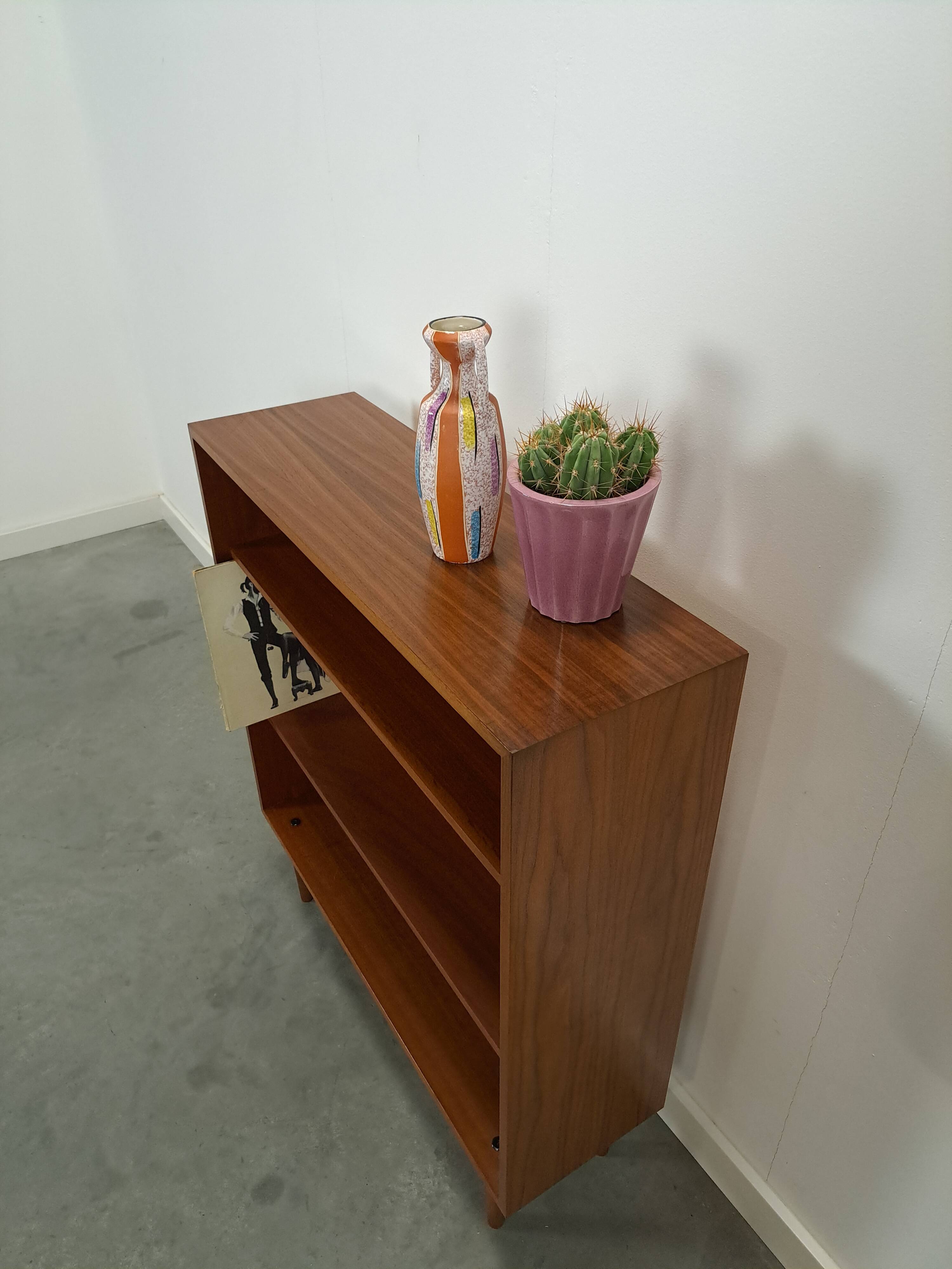 Noten fineer boekenkast LP kast met legplanken nr. 1