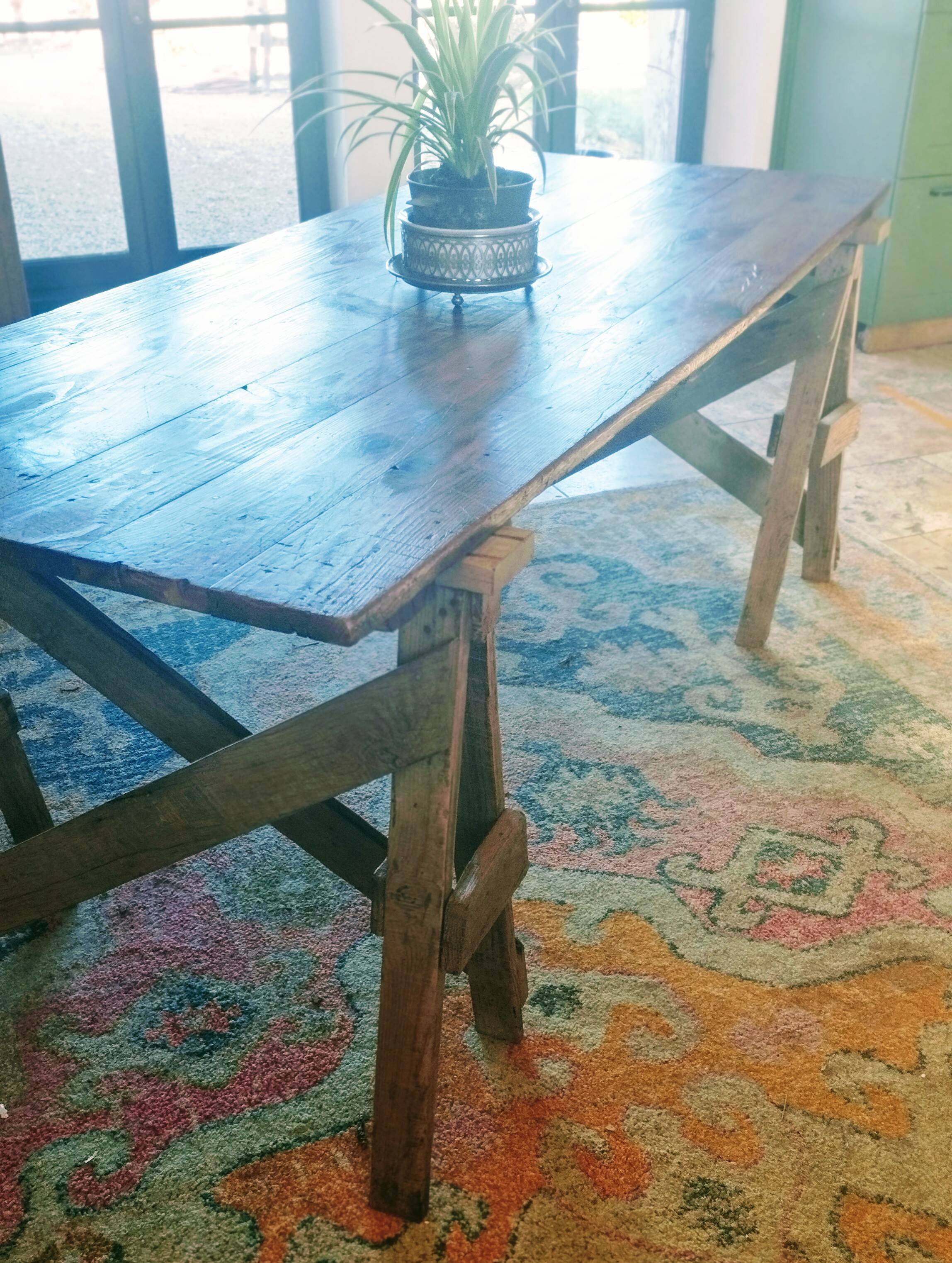 Table de ferme rustique patinée sur de lourds tréteaux