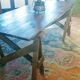 Table de ferme rustique patinée sur de lourds tréteaux