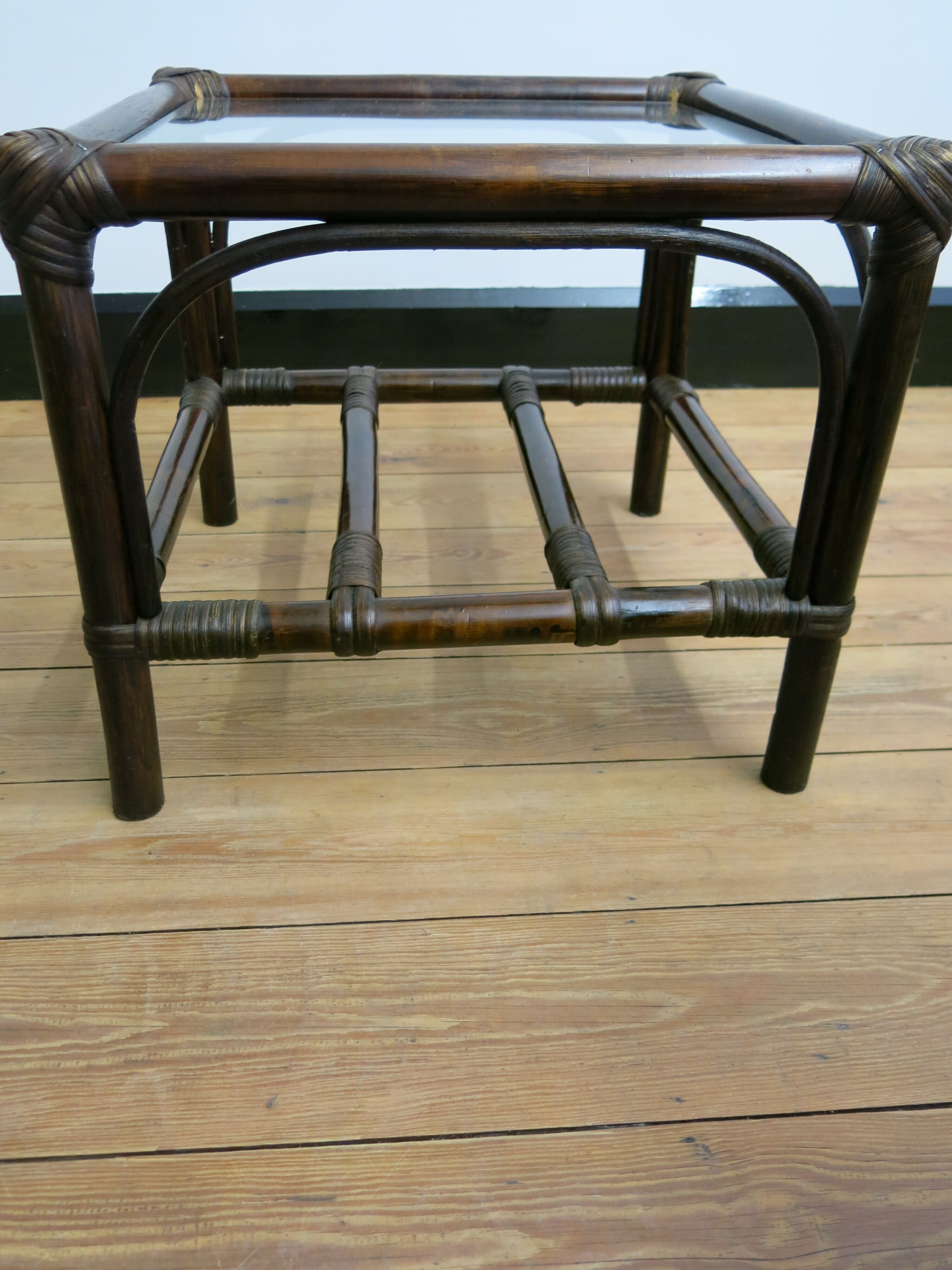Table d'appoint en rotin avec sa plaque en verre