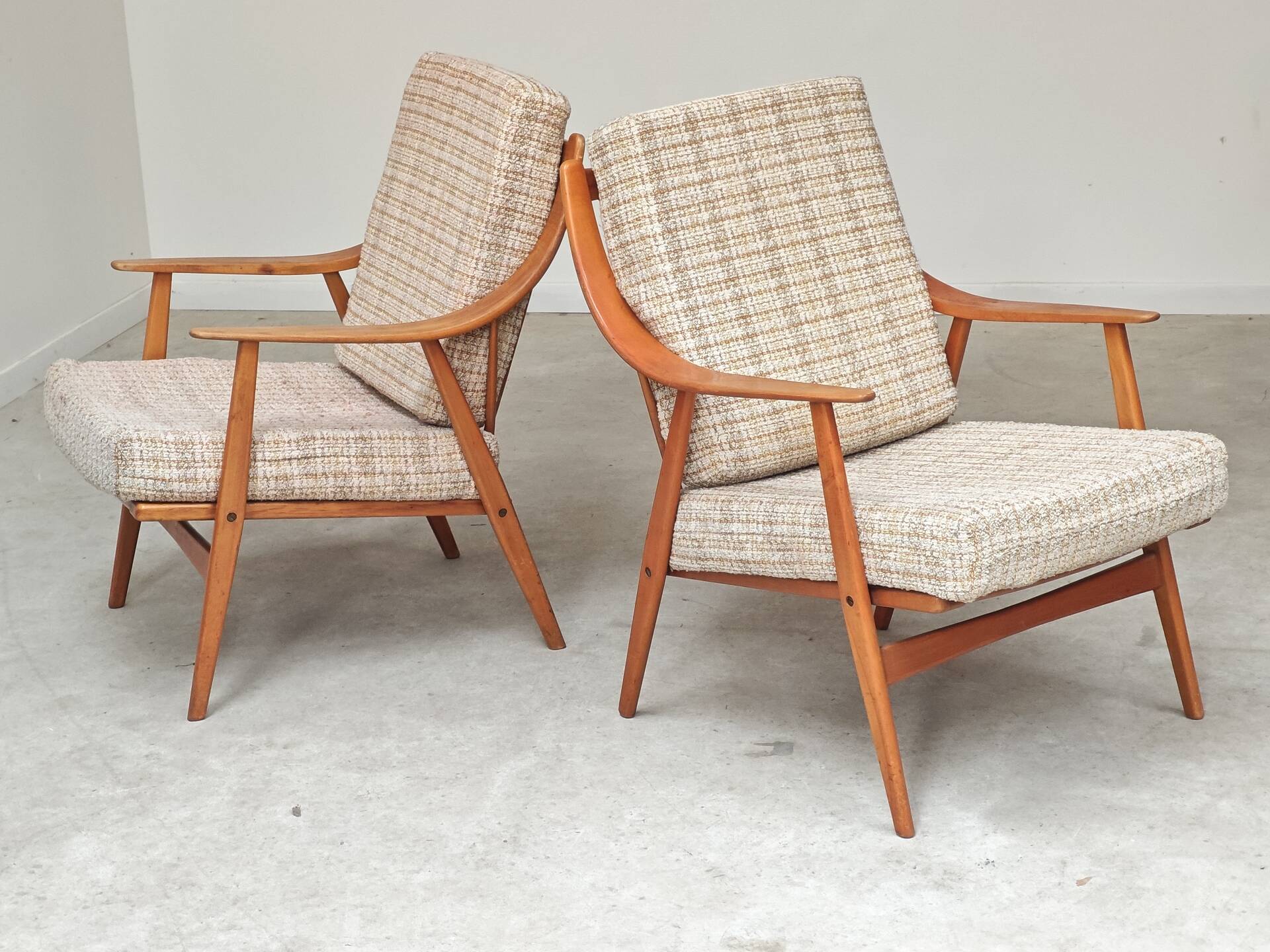 Pair of Boomerang-style armchairs in ecru beige fabric, 1960s.