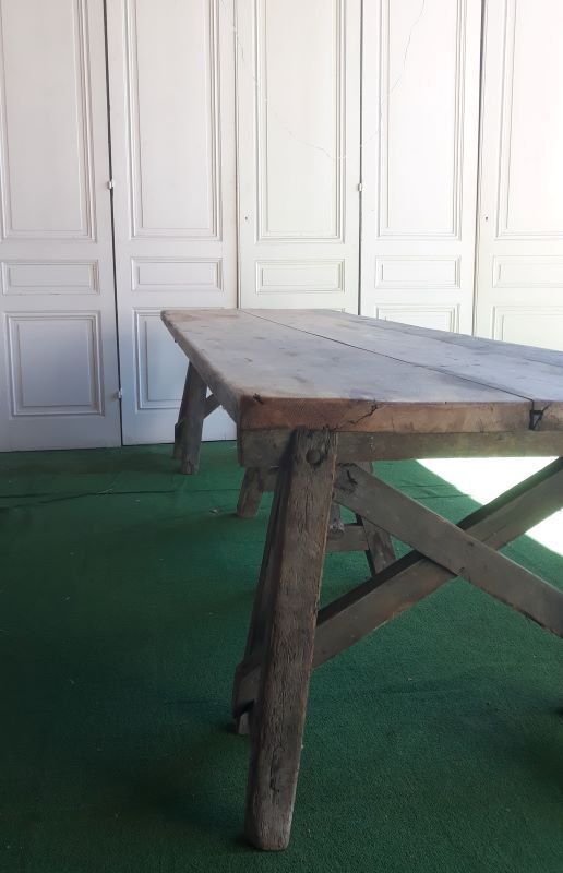 Workshop table with tray on trestles