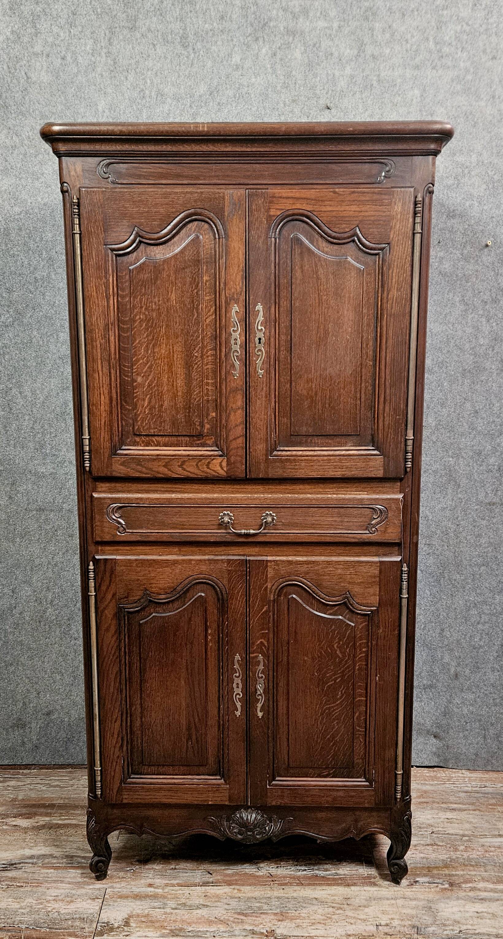 Rustic oak bonnetière