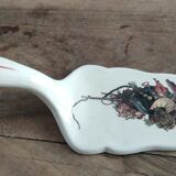 Pelle à tarte en faïence décor Obernai signé Henri Loux