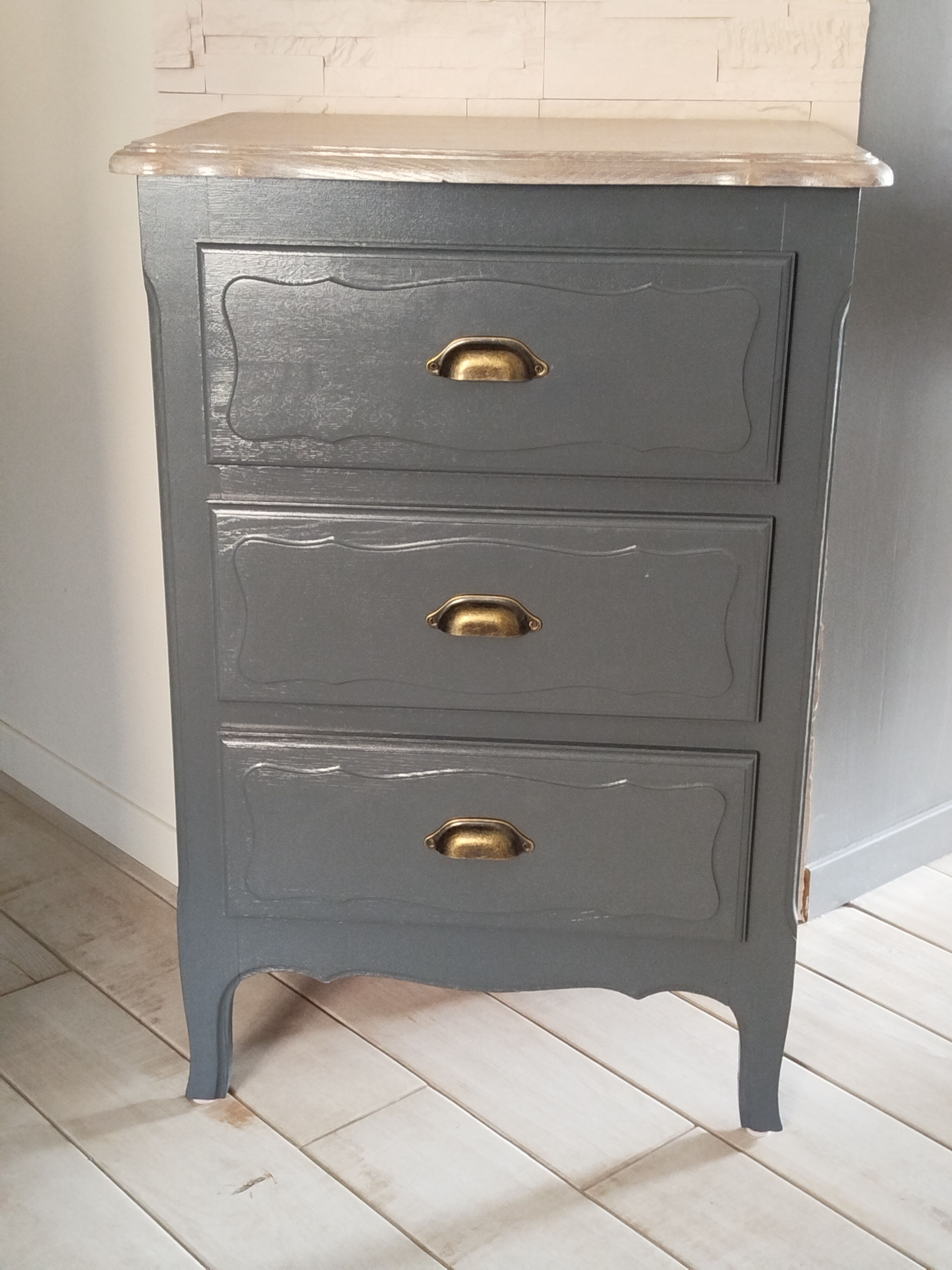 Chest of drawers