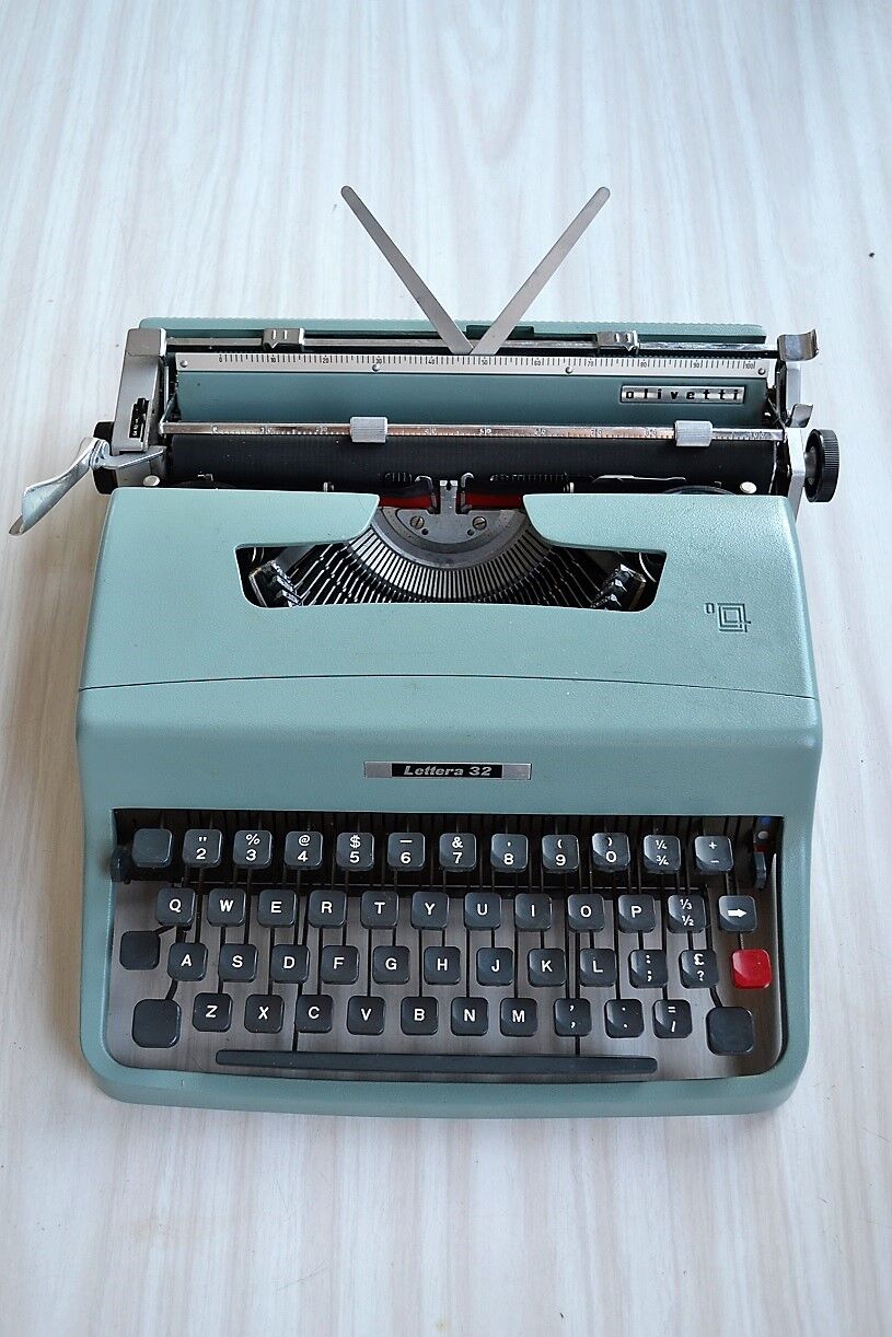 Typewriter portable olivetti lettera 32
