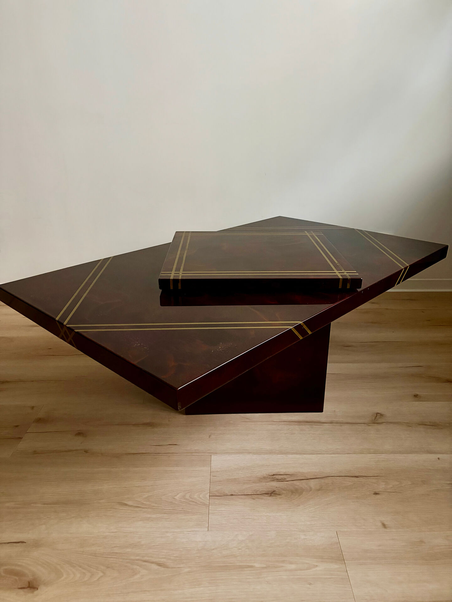 Table basse/bar central par Guy Lefèvre pour Ligne roset éruption sola