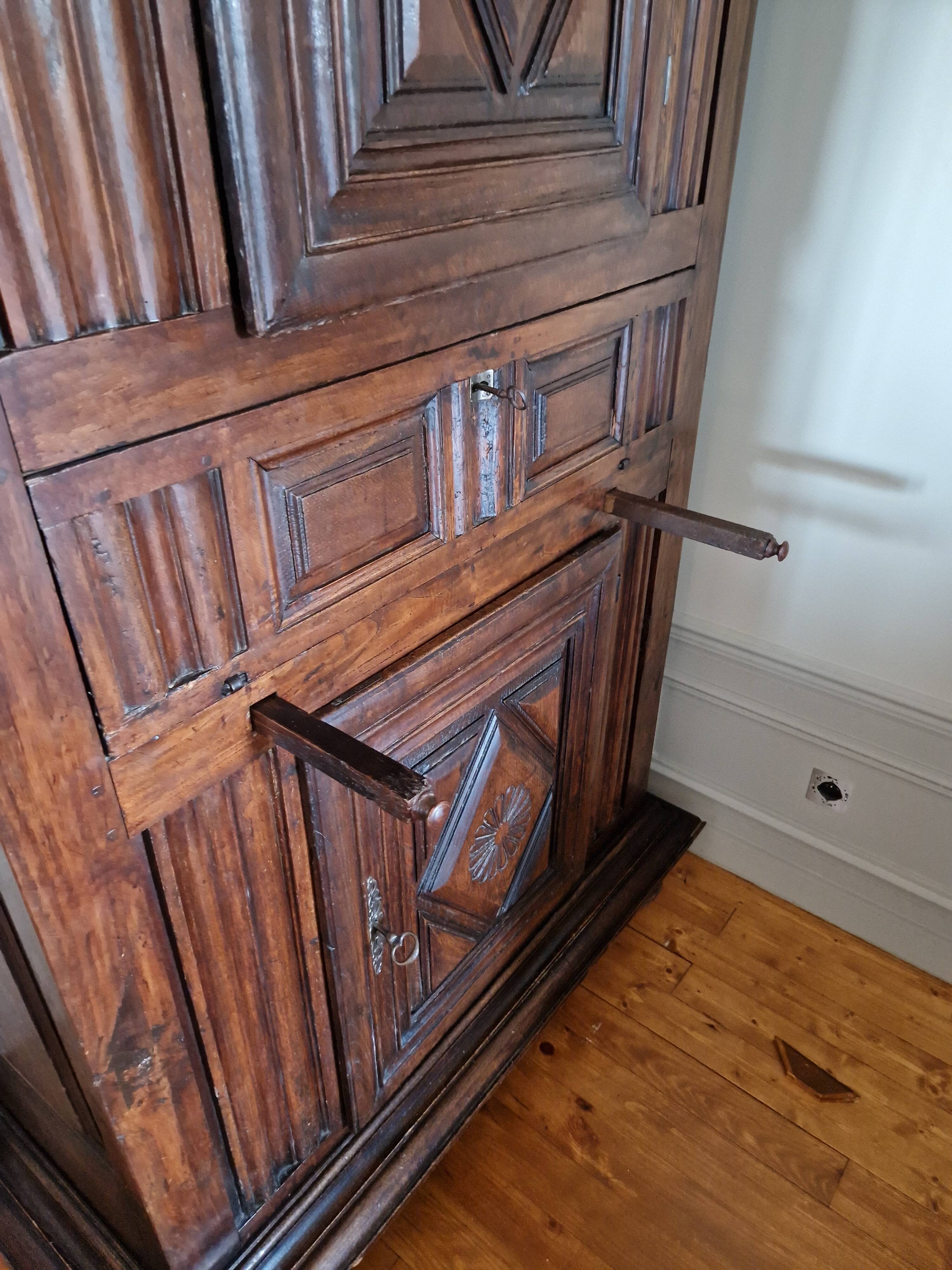 Vendée cabinet, standing man, 17th century