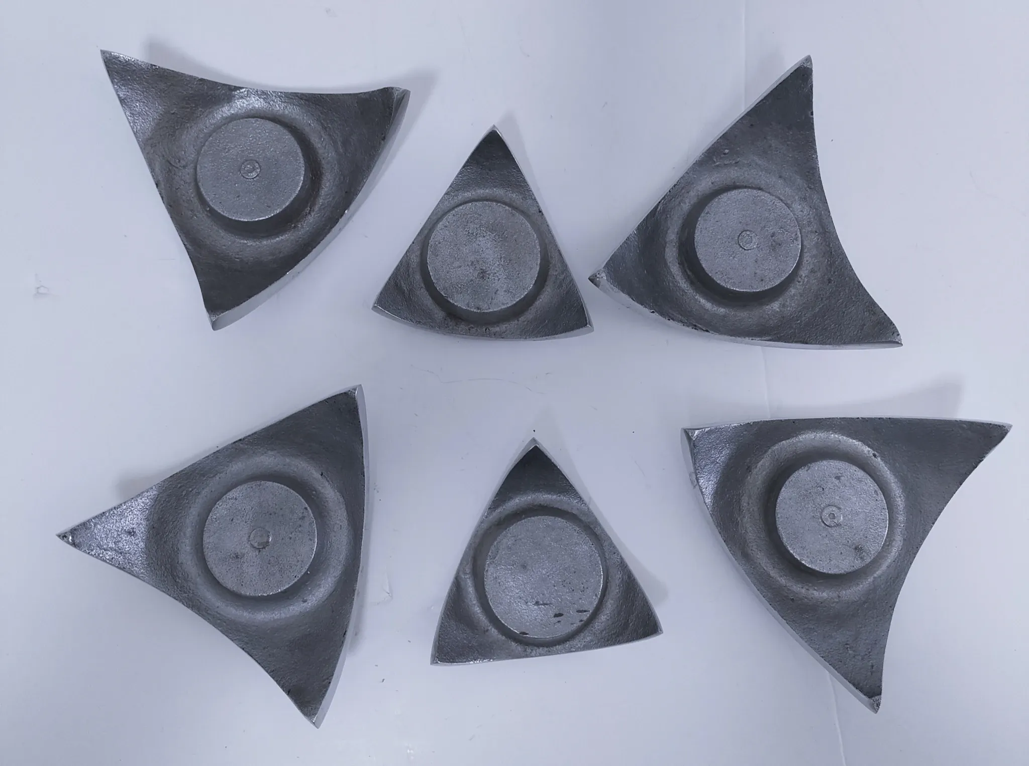 six bougeoirs tripodes aluminium design 90