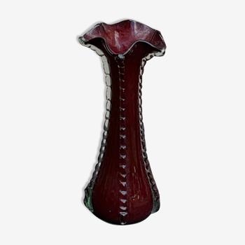 Vase en verre soufflé rouge bordeaux en forme de corolle vintage