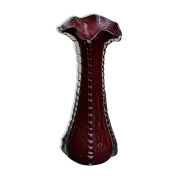 Vase en verre soufflé rouge bordeaux en forme de corolle vintage