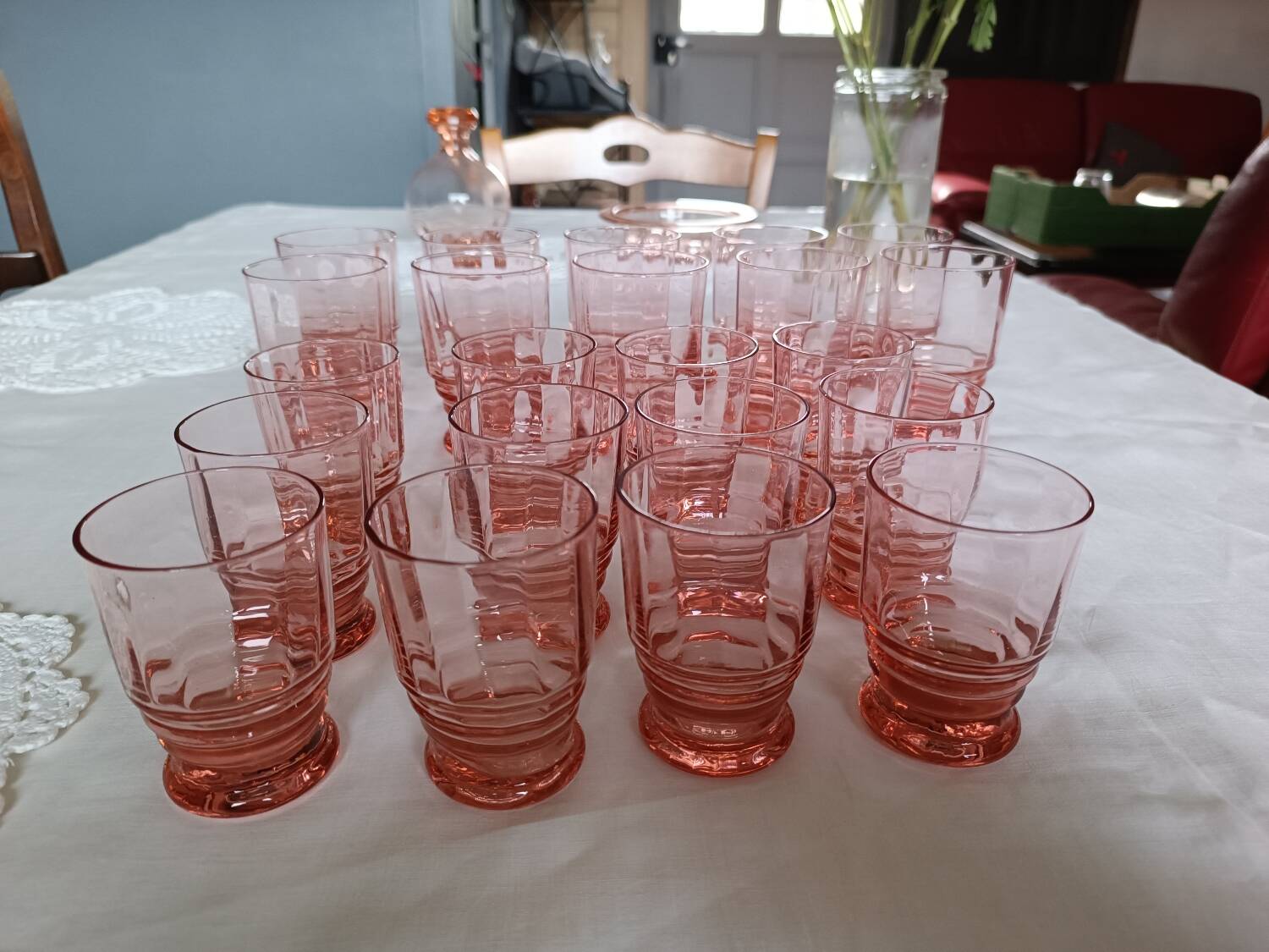 Art Deco glassware set in pink glass, 22 pieces