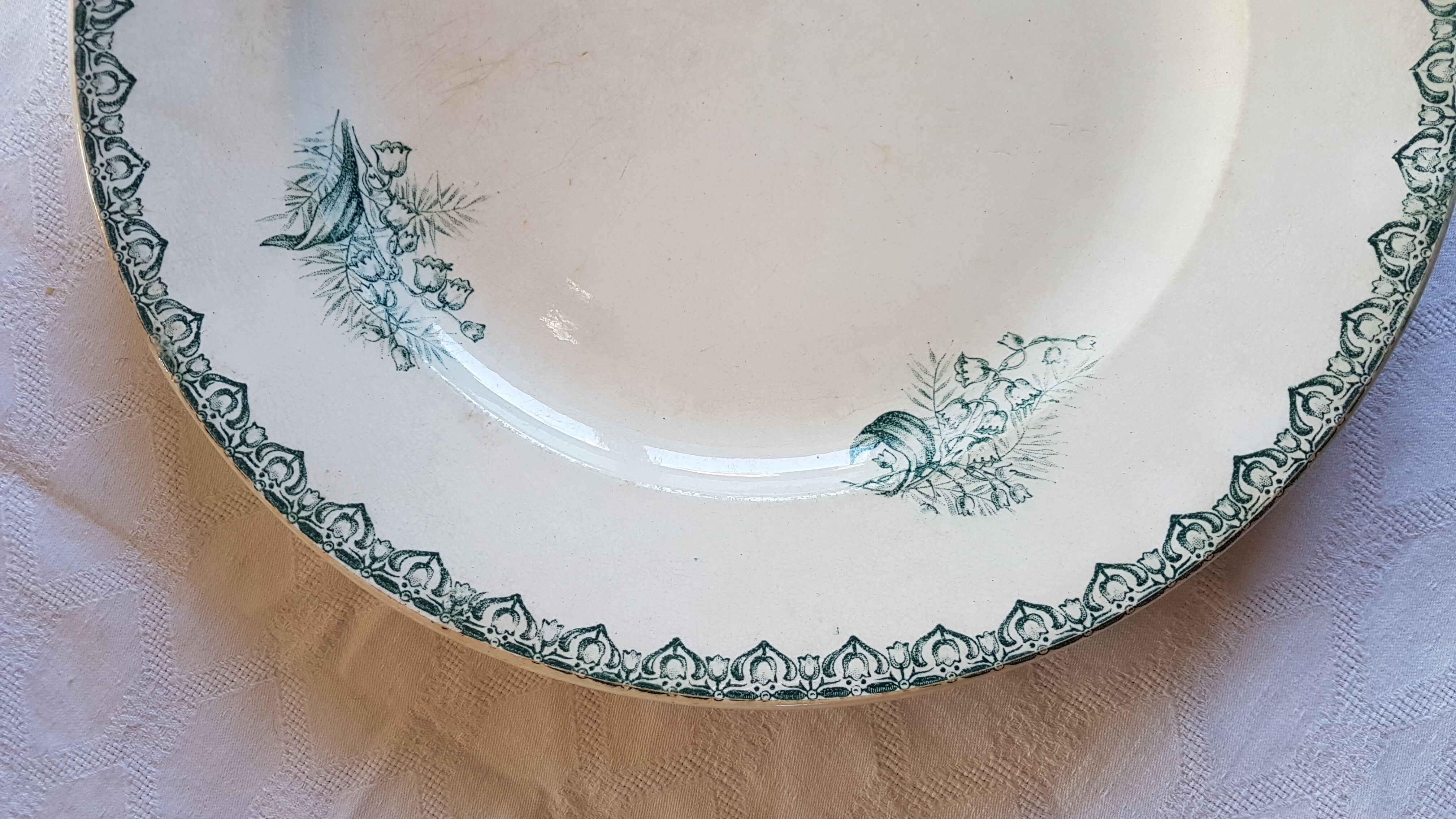 Saint Amand earthenware dish decorated with flowers