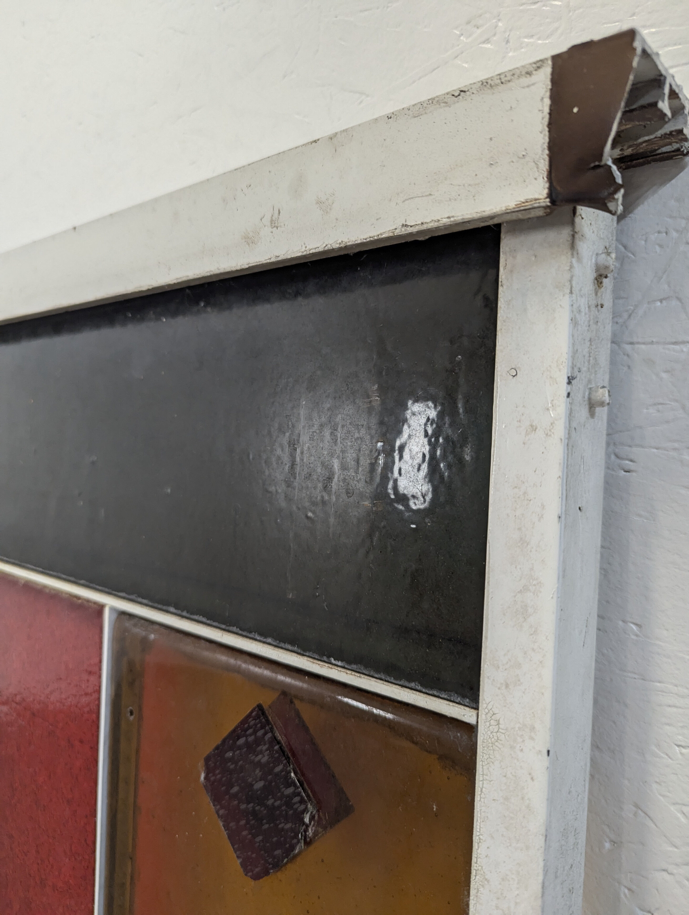 Panels made of thick colored glass slabs from Saint Gobain