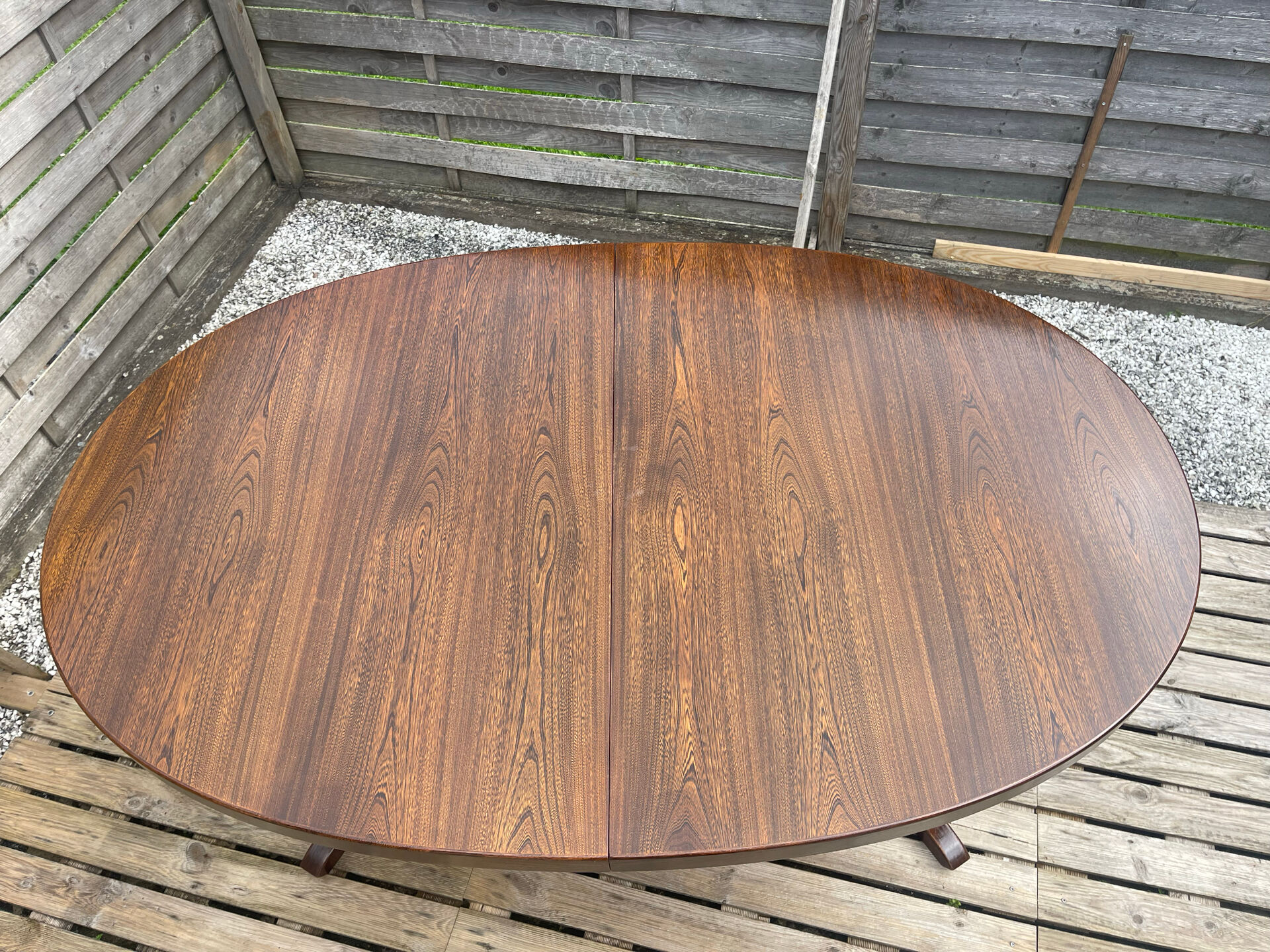 Extendable oval table Baumann, for up to 12 place settings.