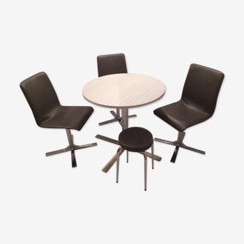 Table en Formica blanc ses 3 chaises et 1 tabouret en skaï gris