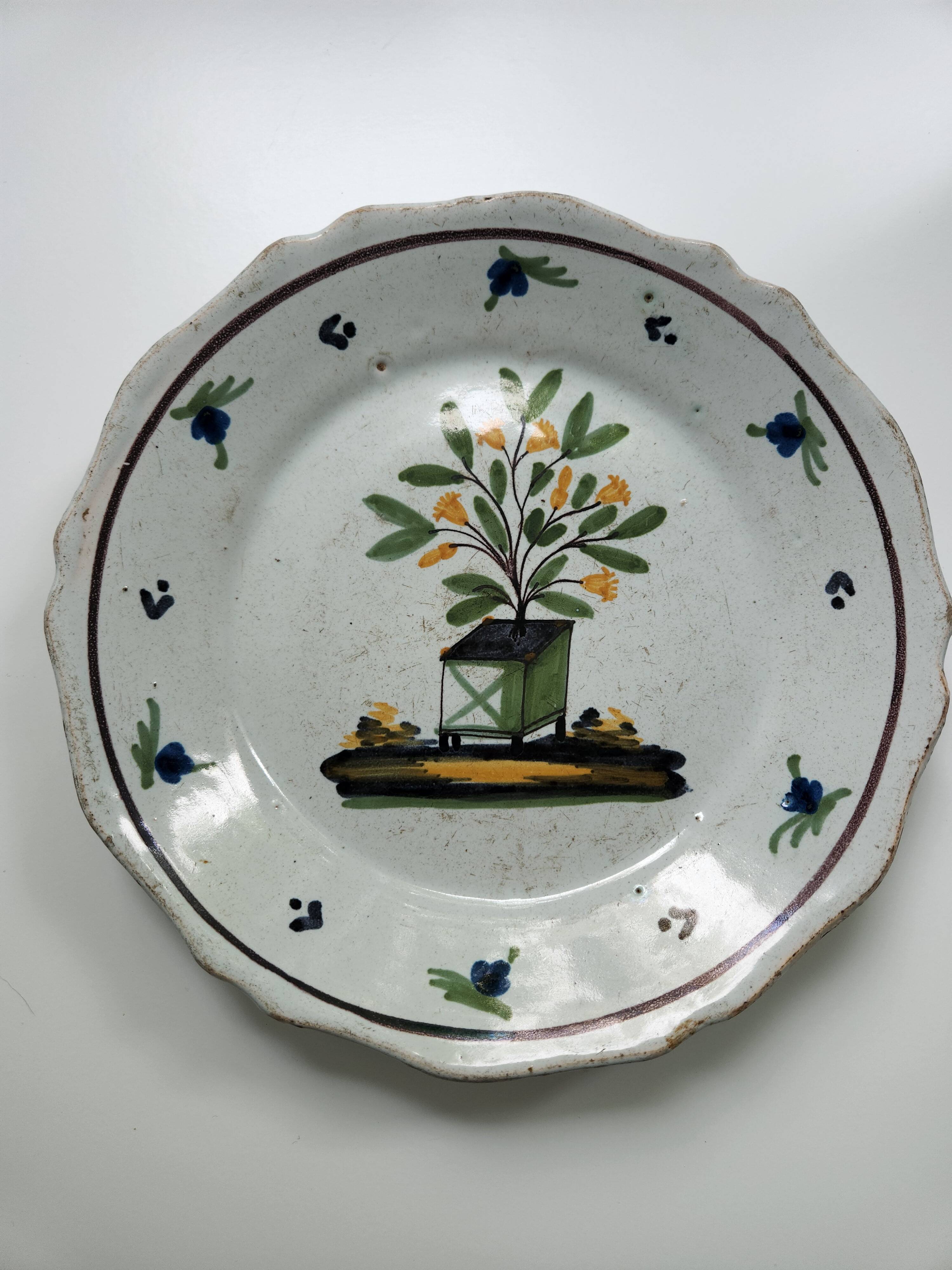 Assiette ancienne en faïence de Nevers
