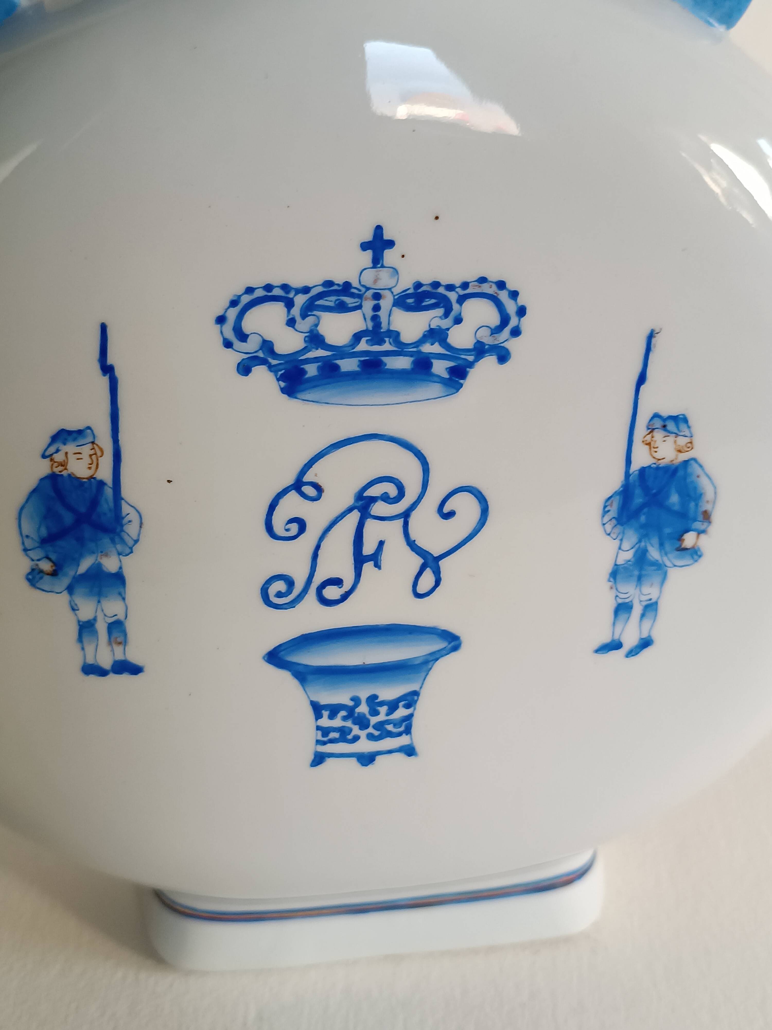 Gourd-shaped blue and white porcelain vase from China, 19th century.