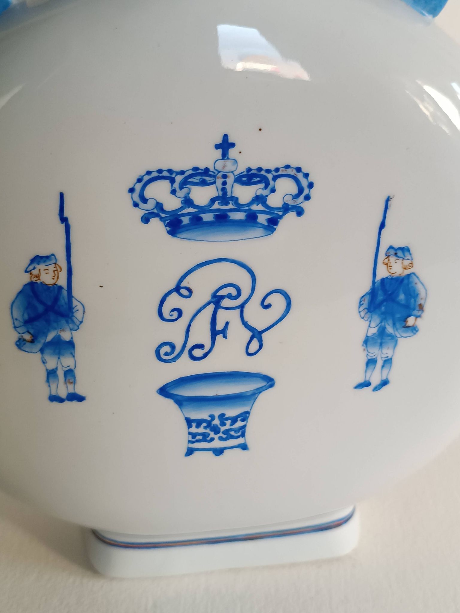 Gourd-shaped blue and white porcelain vase from China, 19th century.