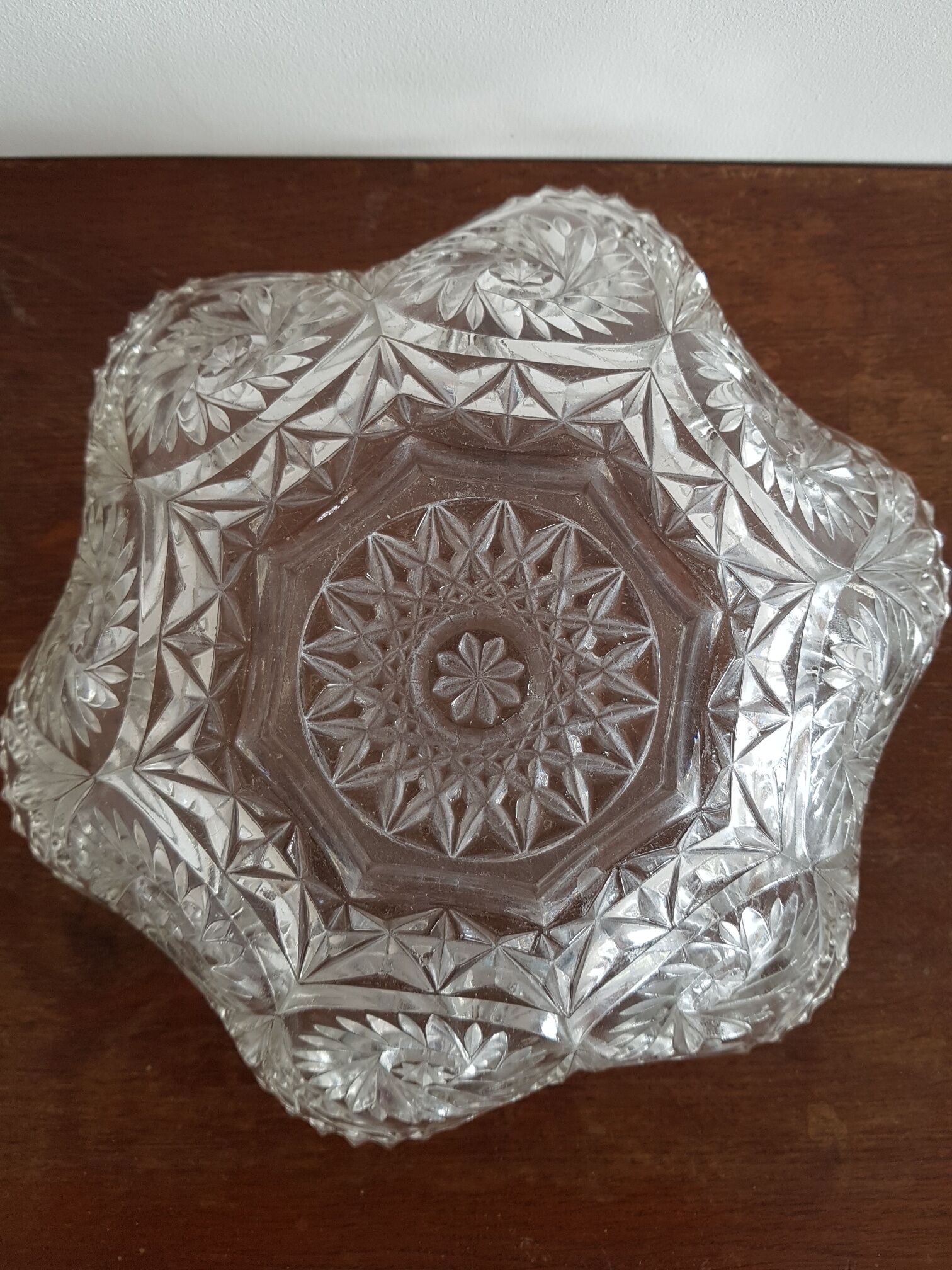 Flat bowl in chiseled glass